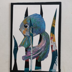 Kitsch Fish Mixed Media Collage su piccolo cartoncino telato. I pesci e le piante acquatiche sono stati dipinti a mano in acrilico. Creato a Brighton nel Regno Unito
