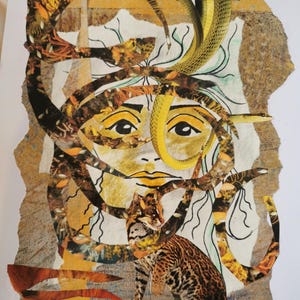 Collage de técnica mixta. 'Bruja de otoño con sus familiares'. Arte original y único con papeles reciclados sobre cartulina. Sin marco.