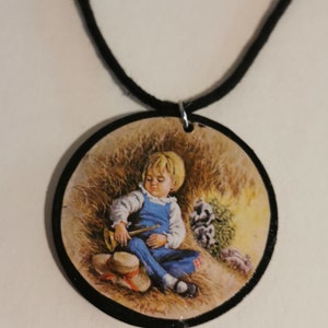 Ciondolo per collana filastrocca. Ragazzino blu. Fatto a mano con disco di legno. Boho, Festival con carta riciclata e acrilici Pecora nel prato