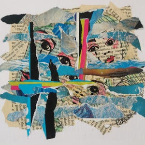 Mixed media-collage. Verstopt in de wolken. Klein origineel uniek kunstwerk op kaart met zwart passe-partout. Gemaakt door een Britse kunstenaar. Niet ingelijst