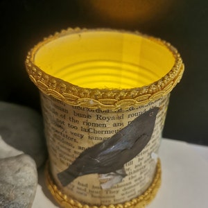 Notte, Tea Light, Vaso collage decoupage con uccelli e decorazioni floreali in carta. Regalo di compleanno unico fatto a mano. Lattina riciclata, carta riciclata.