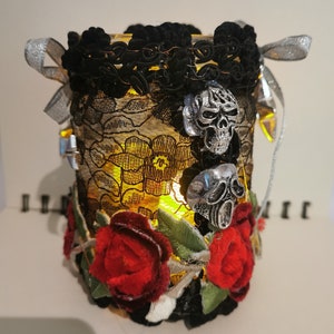 Vaso di rose in pizzo nero Goth, luce notturna. Barattolo di vetro riciclato con decorazione a forma di teschio. Favoloso regalo unico per l'arredamento interno gotico della casa