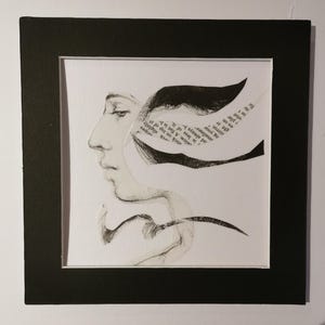 Papiercollage van een jonge man. Klein origineel uniek kunstwerk op kaart met zwart passe-partout. Gemaakt door een Britse kunstenaar. Niet ingelijst. Monochroom simplistisch