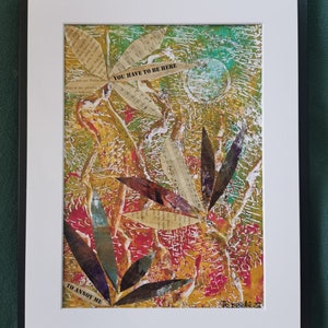 Collage su Gelli Art. Realizzato nel Regno Unito con tecnica mista e carte di libri vintage recuperati dalla discarica. "You Have To Be Here"