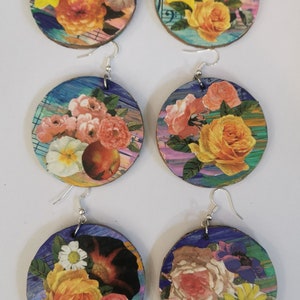 Orecchini Boho floreali, regalo di Natale, collage fatti a mano su dischi di legno. Realizzati nel Regno Unito. Design unici e originali dell'artista. Con scatola regalo