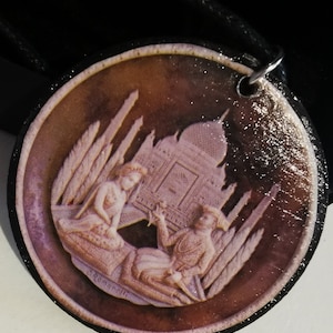 Ciondolo collana amanti Taj Mahal. Fatto a mano con disco di legno. Boho, Festival che utilizza carta riciclata e acrilici. Doppia faccia con scatola regalo.