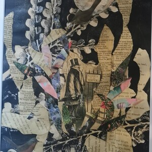 Stampa GelliArt "Winter Moon" unica, collage con cornice. Creata nel Regno Unito con tecnica mista e carte di libri vintage recuperati dalla discarica.