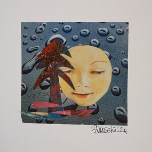 Mixed media-collage. Vrouw in de maan. Klein origineel uniek kunstwerk op kaart met zwart passe-partout. Gemaakt door een Britse kunstenaar. Niet ingelijst