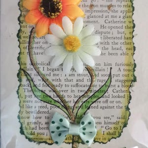 Tarjeta de Feliz Cumpleaños hecha a mano y pintada a mano con páginas recicladas de novelas antiguas de las Brontë, flores y lazos. Collage 3D único y original.