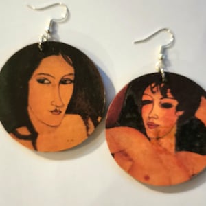 Orecchini (ritratto in stile Modigliani) realizzati a mano con collage su disco di legno. Retro Kitsch Festival Boho, carte riciclate con scatola regalo.