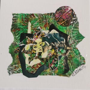 Mixed media-collage. Verloren in het bos. Klein origineel uniek kunstwerk op kaart met zwart passe-partout. Gemaakt door een Britse kunstenaar. Niet ingelijst.Verjaardagscadeau