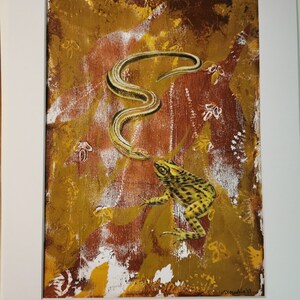 Stampa artistica originale Gelli con collage e supporto. Creata nel Regno Unito con tecnica mista e carte di libri vintage recuperati dalla discarica. Orbettino, rana
