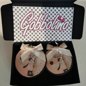 Orecchini a forma di barboncino con regalo kitsch di Natale. Harajuku Kawaii. Collage fatto a mano su dischi di legno. Stile retrò, burlesque. Regalo originale unico