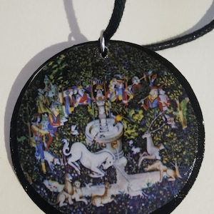 Ciondolo per collana con scena di caccia medievale. Fatto a mano con disco di legno. Boho, Festival di carta riciclata e acrilici. Doppia faccia con scatola regalo.