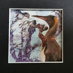 Collage technique mixte. ICE SHELL Pingouin de l'Antarctique Petit original unique sur carte avec monture noire Créé par un artiste britannique. Cadeau d'anniversaire sans cadre