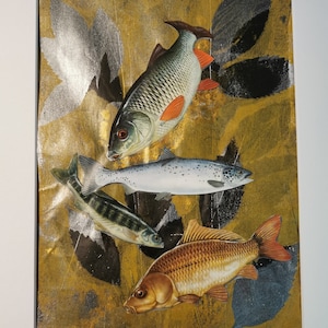 Stampa artistica "Collage Gelli" con cornice. Creata nel Regno Unito con tecnica mista e carte di libri vintage recuperati dalla discarica. Foglie di pesce originali.