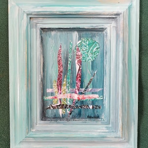 Collage artistico su cornice in legno dipinta a mano con acrilico. Artista astratto britannico. Paesaggio boschivo blu con carta riciclata e cornice.