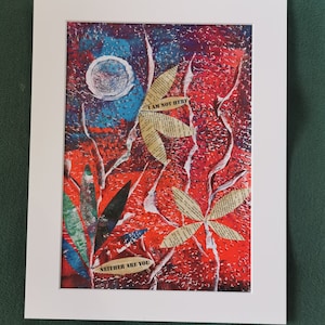 Collage artistico con stampa acrilica Gelli, realizzato con carte riciclate da libri vintage salvati dalla discarica. "Non sono qui"