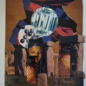 Arte collage original de H Dressekie. Papel reciclado sobre tarjeta. Sin marco. 'Stonehenge futurista' arte mural único del artista británico.
