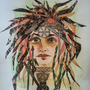 Collage technique mixte. Reine guerrière celtique Boudica. Oeuvre d'art originale et unique utilisant des papiers recyclés sur carte. Sans cadre.