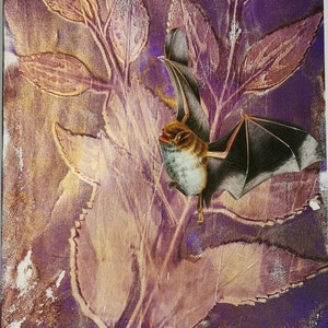 Stampa artistica originale di Gelli con collage e cornice. Creata nel Regno Unito con tecnica mista e carte di libri vintage recuperati dalla discarica. Pipistrello viola.