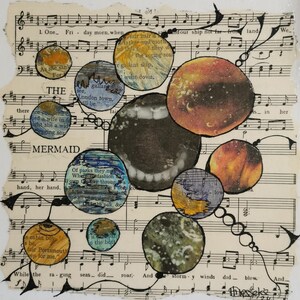 Collage technique mixte. Sirène la comédie musicale. Petite oeuvre d'art unique originale sur carte. 20 cm x 20 cm Créé par un artiste britannique pour Gobbolino. Sans cadre