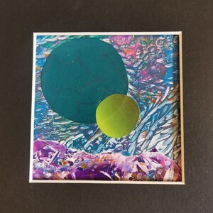 Mixed media-collage. Maanlandschap. Klein origineel uniek kunstwerk op kaart met zwart passe-partout. Gemaakt door een Britse kunstenaar. Niet ingelijst