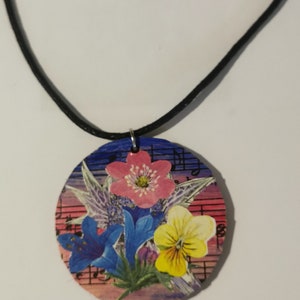 Ciondolo collana collage floreale. Fatto a mano su disco di legno. Unico, originale dell'artista britannico. Boho, Festival che utilizza carta riciclata e acrilici.