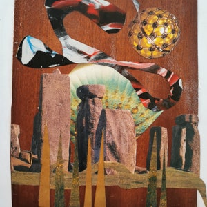 Arte collage original de H Dressekie. Papel sobre chapa de madera y cartulina. Sin marco. 'Stonehenge flotante' arte mural único del artista británico.
