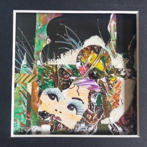 Mixed media-collage. Gewoon een beetje verloren. Klein origineel uniek kunstwerk op kaart met zwart passe-partout. Gemaakt door een Britse kunstenaar. Niet ingelijst. Verjaardagscadeau