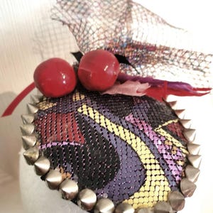 Kirschroter Nieten Fascinator: Burleske Gothic Kopfschmuck