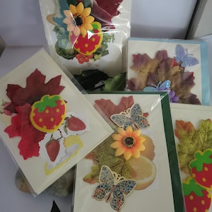 Carte de voeux unique, art collage 3D avec feuille, fleur, papillon sur la carte. Carte d'art originale faite main pour toutes les occasions. Anniversaire, merci
