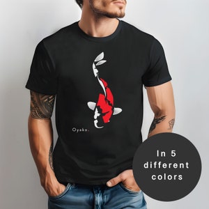 Peut inclure: Un t-shirt noir avec une silhouette blanche et rouge d'un poisson koï. Le texte "Oyako." est imprimé sous le poisson. Le t-shirt est disponible en 5 couleurs différentes.