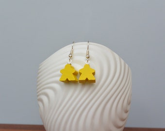 Pendientes mini Carcassonne meeple amarillos con ganchos plateados