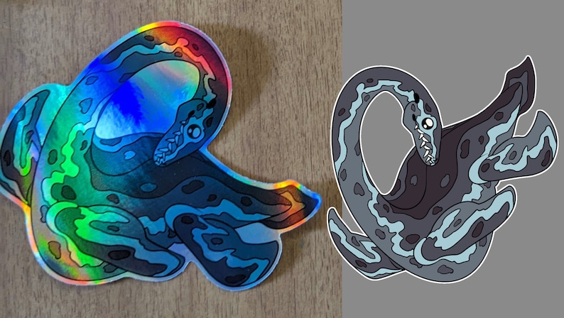 Pu&ograve; includere: Un adesivo olografico di un serpente marino blu e verde con contorno nero. Il serpente &egrave; arrotolato in un cerchio con la testa rivolta verso lo spettatore. L'adesivo &egrave; su una superficie di legno.