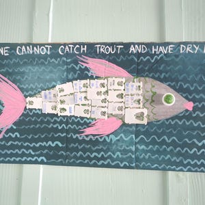 Não se pode pescar truta e ter calças secas Arte popular original em mídia mista com escamas de peixe de plástico reciclado Cabana de pesca de papelão Arte popular