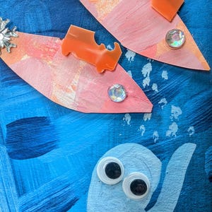 Buceador con esnórquel y peces. Escena submarina tropical: collage original y pintura acrílica con plástico reciclado y lentejuelas de Becky Kazana.