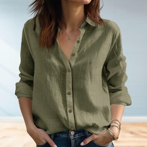 Può includere: Camicia verde oliva con bottoni e maniche lunghe. La camicia ha un colletto classico ed è realizzata in un tessuto strutturato. I bottoni sono di colore verde oliva abbinato. La camicia è abbinata a jeans blu.