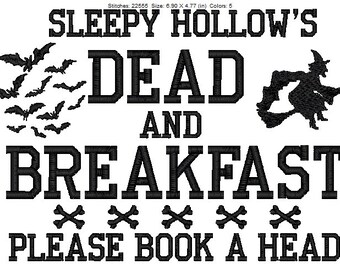 Może przedstawiać: Czarno-biały haft z napisem "SLEEPY HOLLOW'S DEAD AND BREAKFAST" i "PLEASE BOOK A HEAD". Zawiera nietoperze, wiedźmę na miotle i skrzyżowane piszczele. Projekt ma wymiary 17,53 x 12,12 cm.