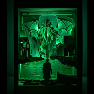 Peut inclure: Une découpe de papier illuminée verte de Cthulhu, un monstre fictif des œuvres de H.P. Lovecraft, qui émerge de la mer. Le monstre a des tentacules et des ailes, et est représenté dans un décor sombre et ombragé. Le texte "INSTANT DOWNLOAD" est en bas de l'image.