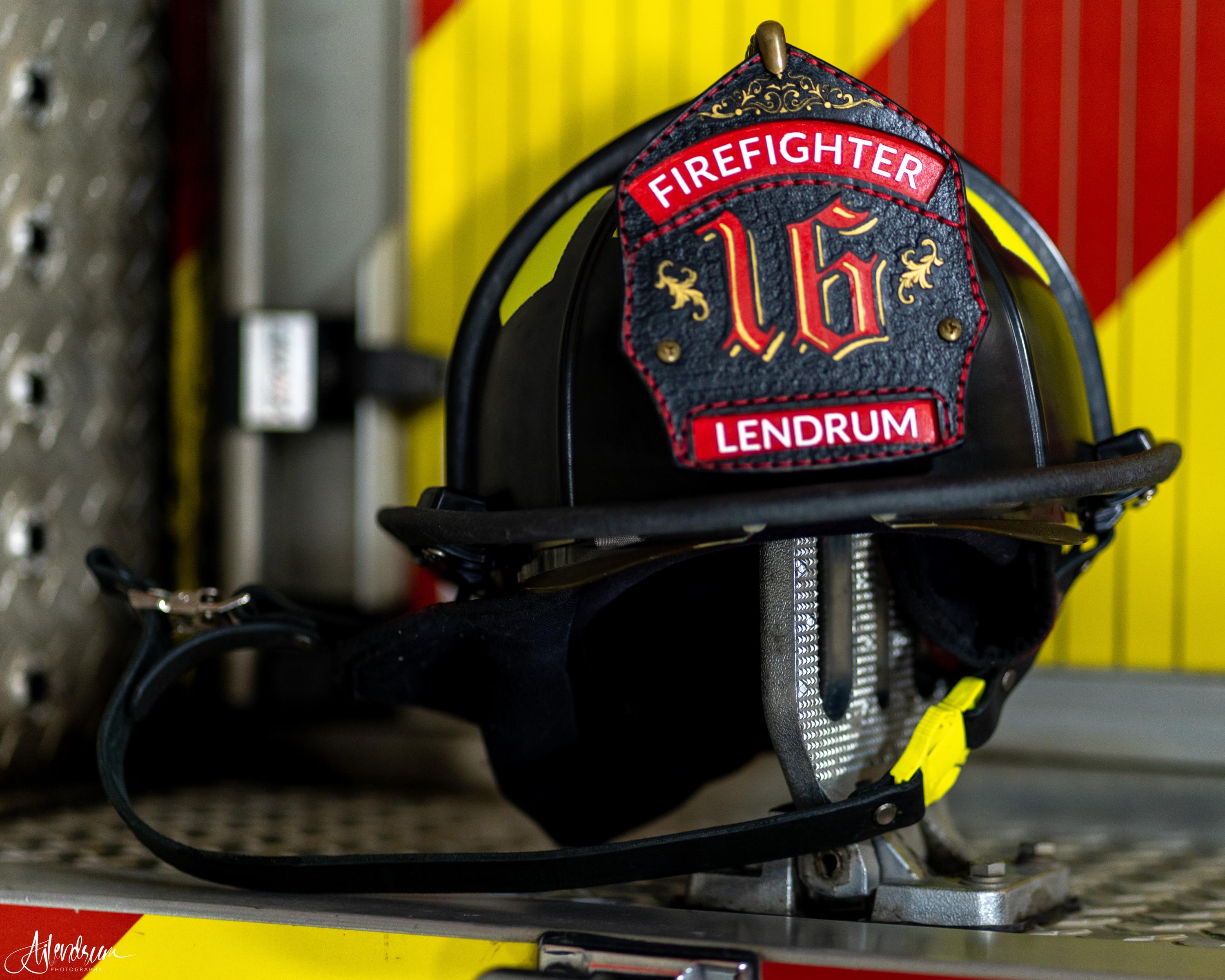 Fröhlicher Feuerwehrmann Mit Schnurrbart In Helm Und Dunkler Uniform Erklaert 31744923