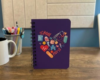 Caderno pequeno com espiral para enfermeiras escolares