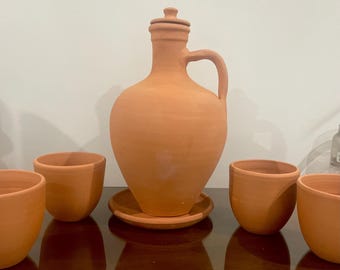 Jarra y vasos de arcilla natural para 4 personas.
