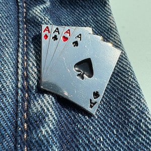 Insigne en émail sur le thème du poker