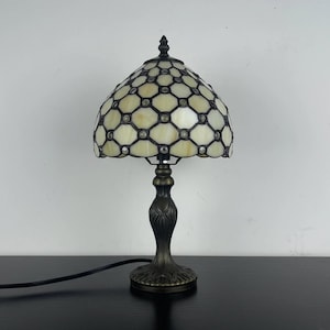 Lámpara de mesa estilo Tiffany amarilla artesanal con detalles en piedras preciosas, iluminación art déco