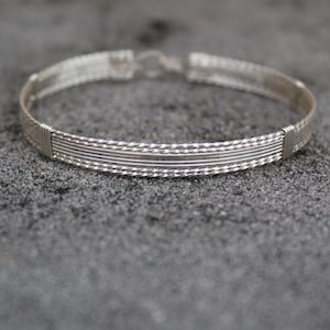 Pulsera envuelta en alambre de plata de ley brazalete de alambre de plata pulsera apilable regalo de cumpleaños regalo para su TTSSSSTT imagen 1