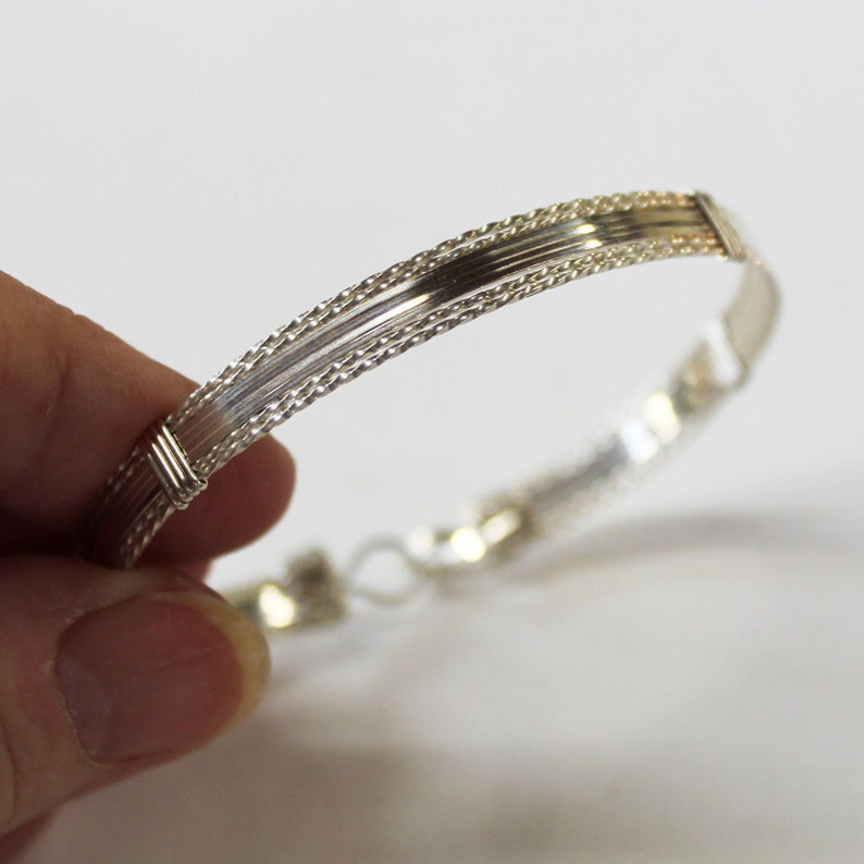 Pulsera envuelta en alambre de plata de ley brazalete de alambre de plata pulsera apilable regalo de cumpleaños regalo para su TTSSSSTT imagen 2