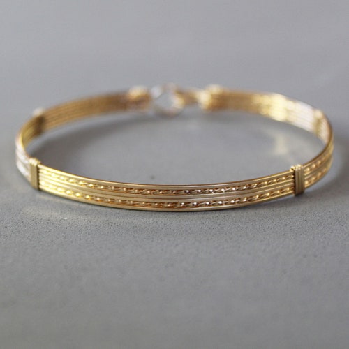 Gold Wire Bracelet in 18k main image 0