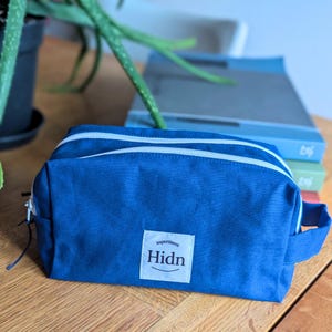 Trousse de toilette double compartiment bleue, intérieur vagins en forêt