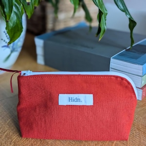 Pochette asymétrique rouge, intérieur motifs petites fesses